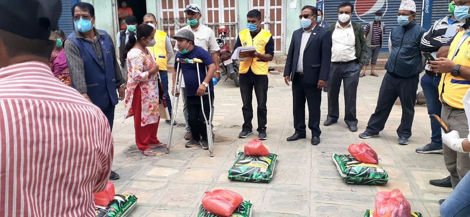 अपाङ्गता भएका पौडेलले दिए अपाङ्गता भएकाहरुलाई राहत सामग्री